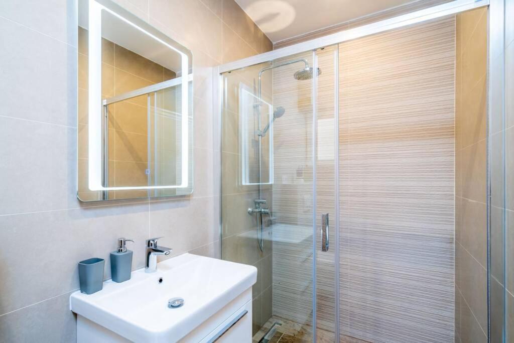 Corallium Apartament Pomena